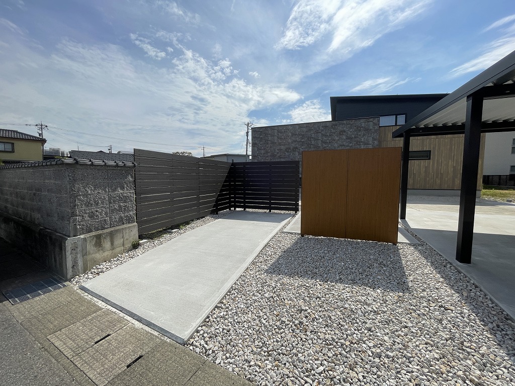 庭　アプローチ　リフォーム　雑草対策　植栽　自然樹形　山採り　ガビオン(蛇篭)　フェンス(目隠し)