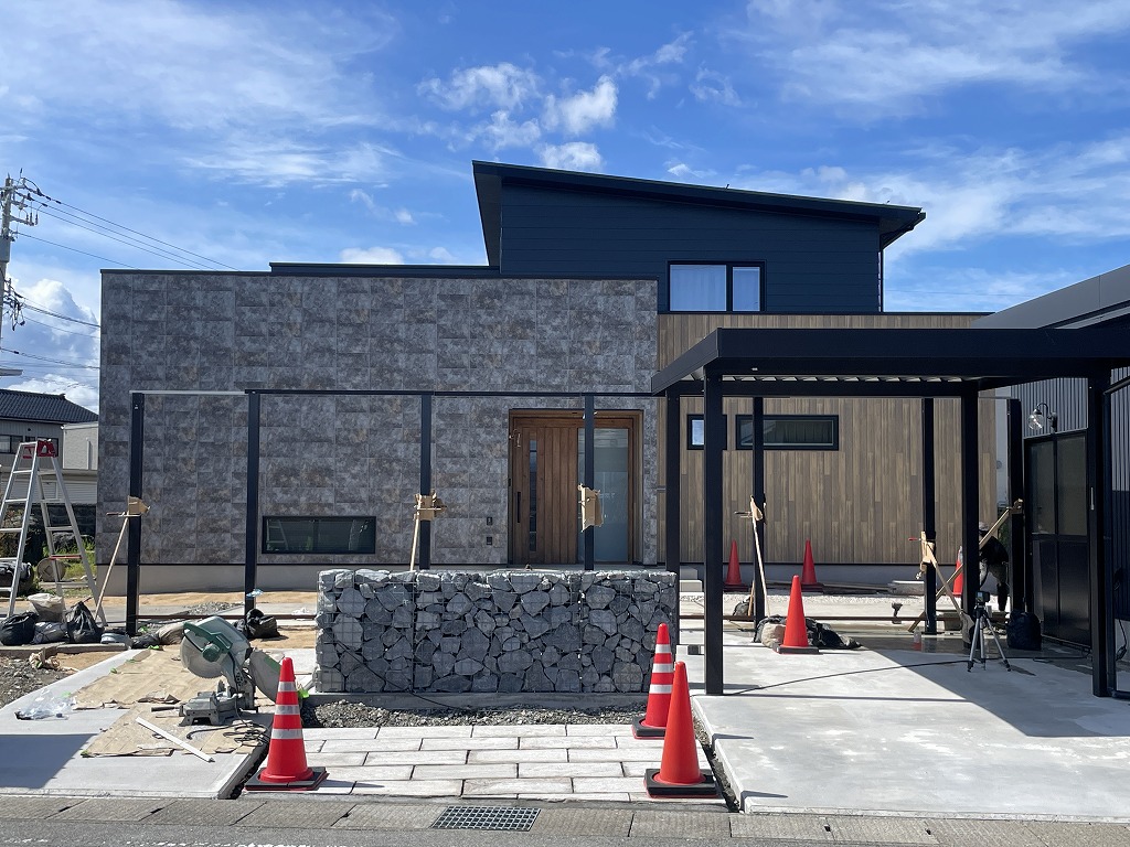 庭　アプローチ　リフォーム　雑草対策　植栽　自然樹形　山採り　ガビオン(蛇篭)　フェンス(目隠し)