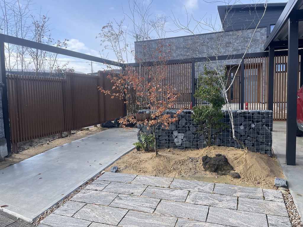 庭　アプローチ　リフォーム　雑草対策　植栽　自然樹形　山採り　ガビオン(蛇篭)　フェンス(目隠し)